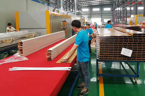 公司工廠生產線員工作業